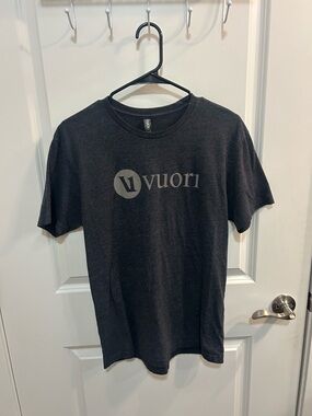 Vuori Men's V1 Dark Gray Logo T-Shirt Streetwear Graphic Short Sleeve Size M